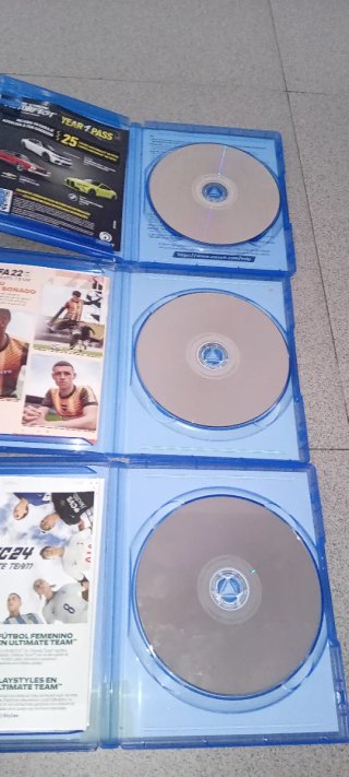 PS4 Slim Negra + 3 Juegos