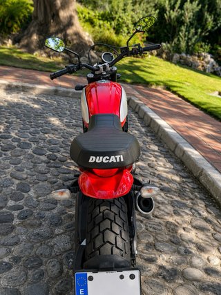 Ducati Scrambler Roja y Plata neumaticos nuevos