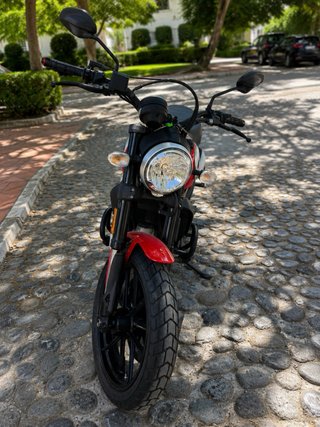 Ducati Scrambler Roja y Plata neumaticos nuevos