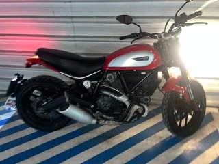 Ducati Scrambler Roja y Plata neumaticos nuevos