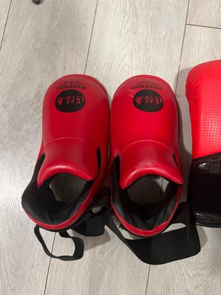 Guantes y protectores de pierna MUGENDO