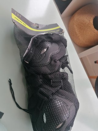Patines en línea negros y rojos sin usar