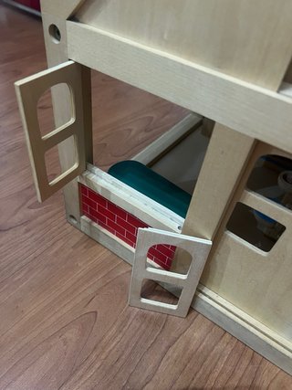 Casita de muñecas de madera