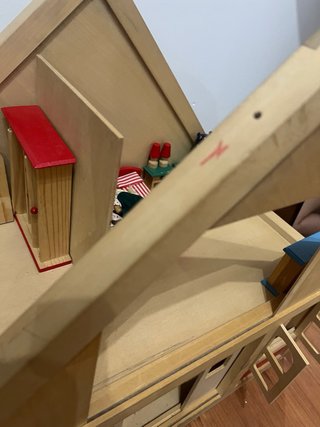 Casita de muñecas de madera