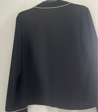 Chaqueta Zara negra con ribete blanco