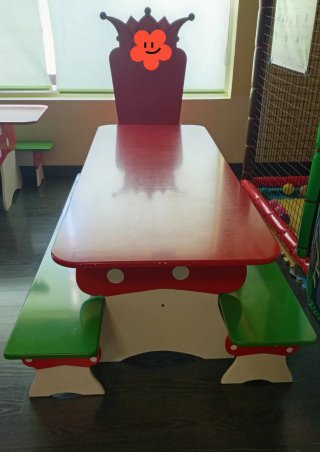 Trono, mesa y bancos para cumpleaños