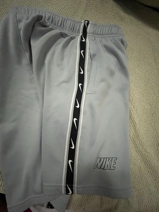 Pantalón corto Nike gris