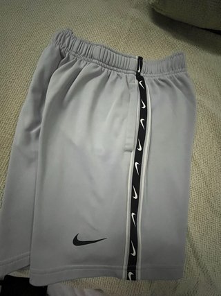 Pantalón corto Nike gris