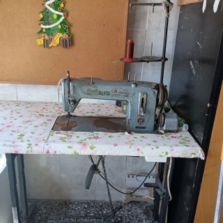 Máquina de coser Alfa antigua