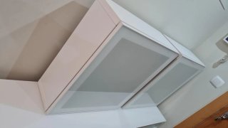 Mueble TV blanco con vitrina
