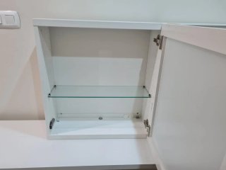 Mueble TV blanco con vitrina