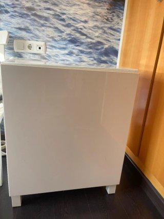 Mueble TV blanco con vitrina
