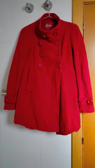 Abrigo rojo Stradivarius talla S