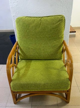 Sillón de mimbre verde y marrón
