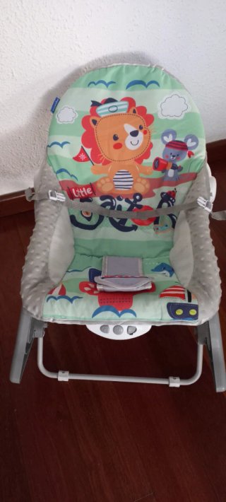 Silla balancín infantil con diseño de león