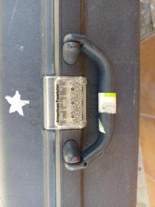 Maleta rígida con ruedas gris