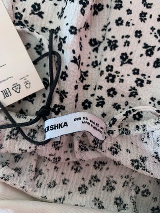 Mono floral Bershka con etiqueta