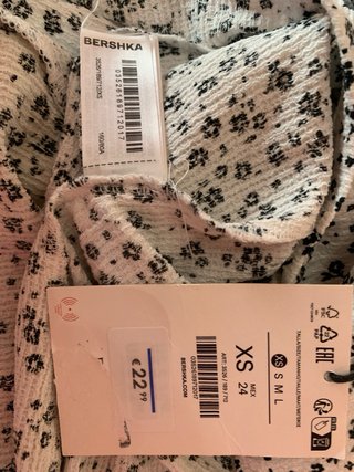 Mono floral Bershka con etiqueta