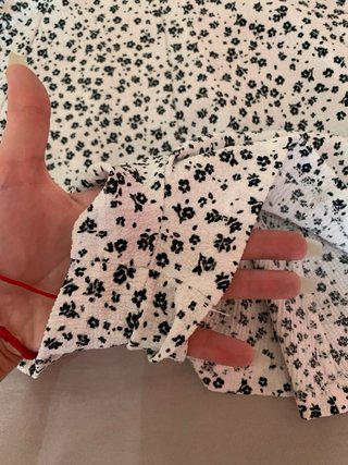 Mono floral Bershka con etiqueta