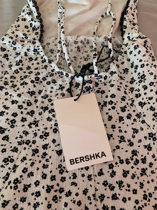 Mono floral Bershka con etiqueta