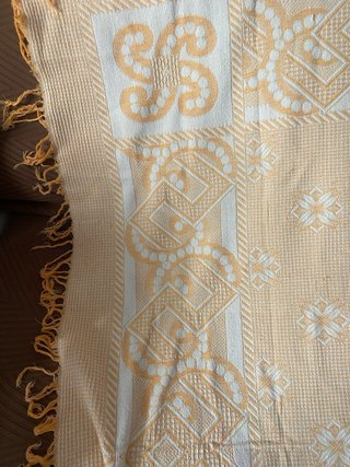 Colcha antigua beige y blanca