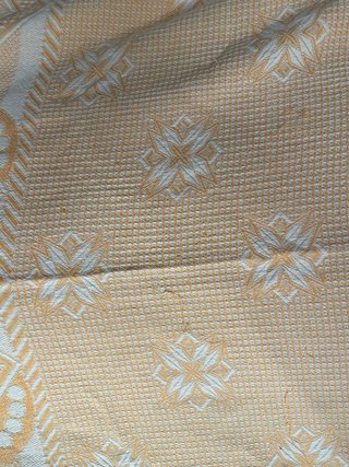Colcha antigua beige y blanca