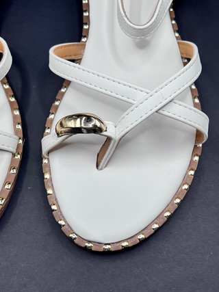 Sandalias Virucci Blancas con Detalle Dorado