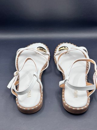Sandalias Virucci Blancas con Detalle Dorado