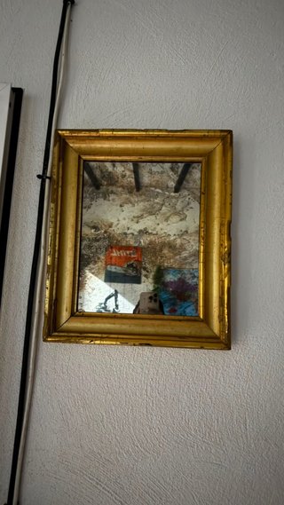 espejo antiguo con marco dorado