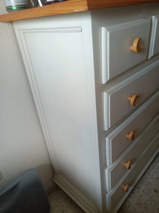 Cómoda infantil blanca con tiradores de madera