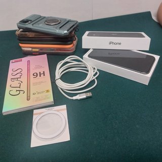 iPhone 11 128GB + 7 Fundas + Cable