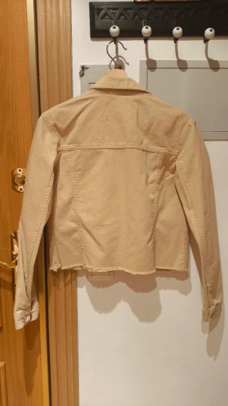 Cazadora vaquera Stradivarius beige