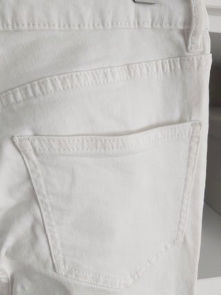Pantalón vaquero acampanado blanco Cortefiel