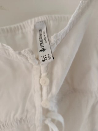 Top blanco con bordado floral