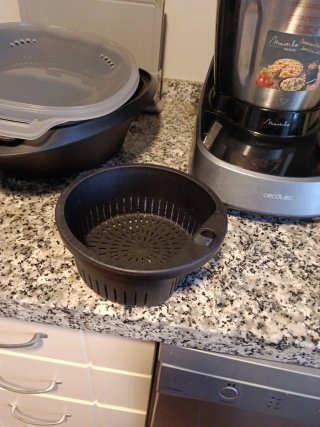 Robot de cocina Mambo Cecotec con accesorios.