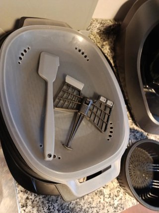 Robot de cocina Mambo Cecotec con accesorios.