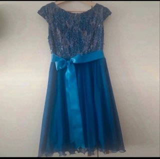 Vestido de fiesta azul con lentejuelas y lazo