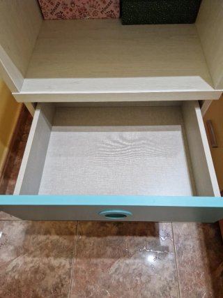 Cambiador de bebé con cajones y estantes