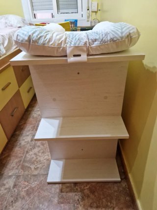 Cambiador de bebé con cajones y estantes