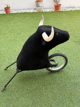 Toro con manillas y rueda