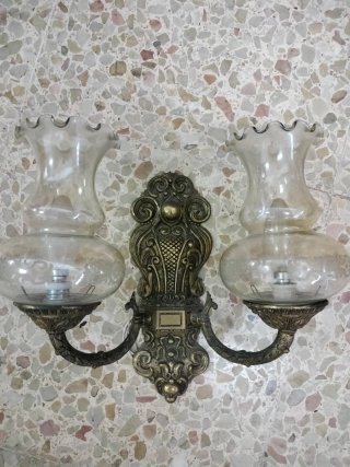 Lámpara de pared antigua dorada