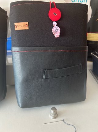 Funda libro negra con detalles dorados, o rojos