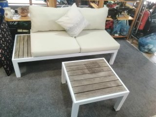 Sillón y mesa de exterior beige
