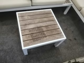 Sillón y mesa de exterior beige