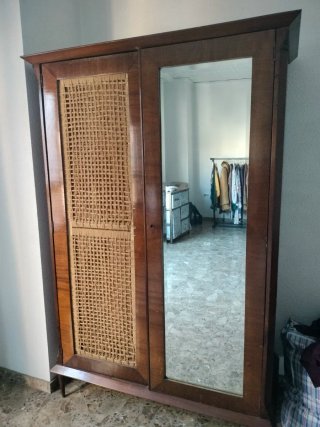 Armario ropero antiguo madera y mimbre