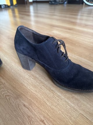 Zapatos de tacón azul marino con cordones