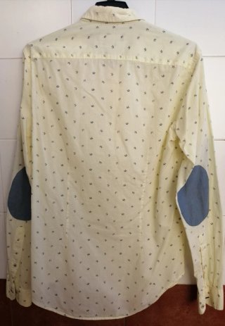 LOTE49°:1Camisa Zara,1 camiseta Karl Lagerfeld.