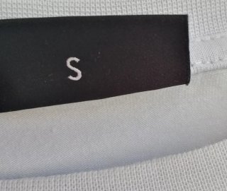 LOTE49°:1Camisa Zara,1 camiseta Karl Lagerfeld.