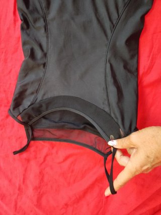 Bañador negro con detalles de malla