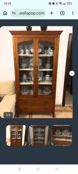 Mueble de madera y cristal